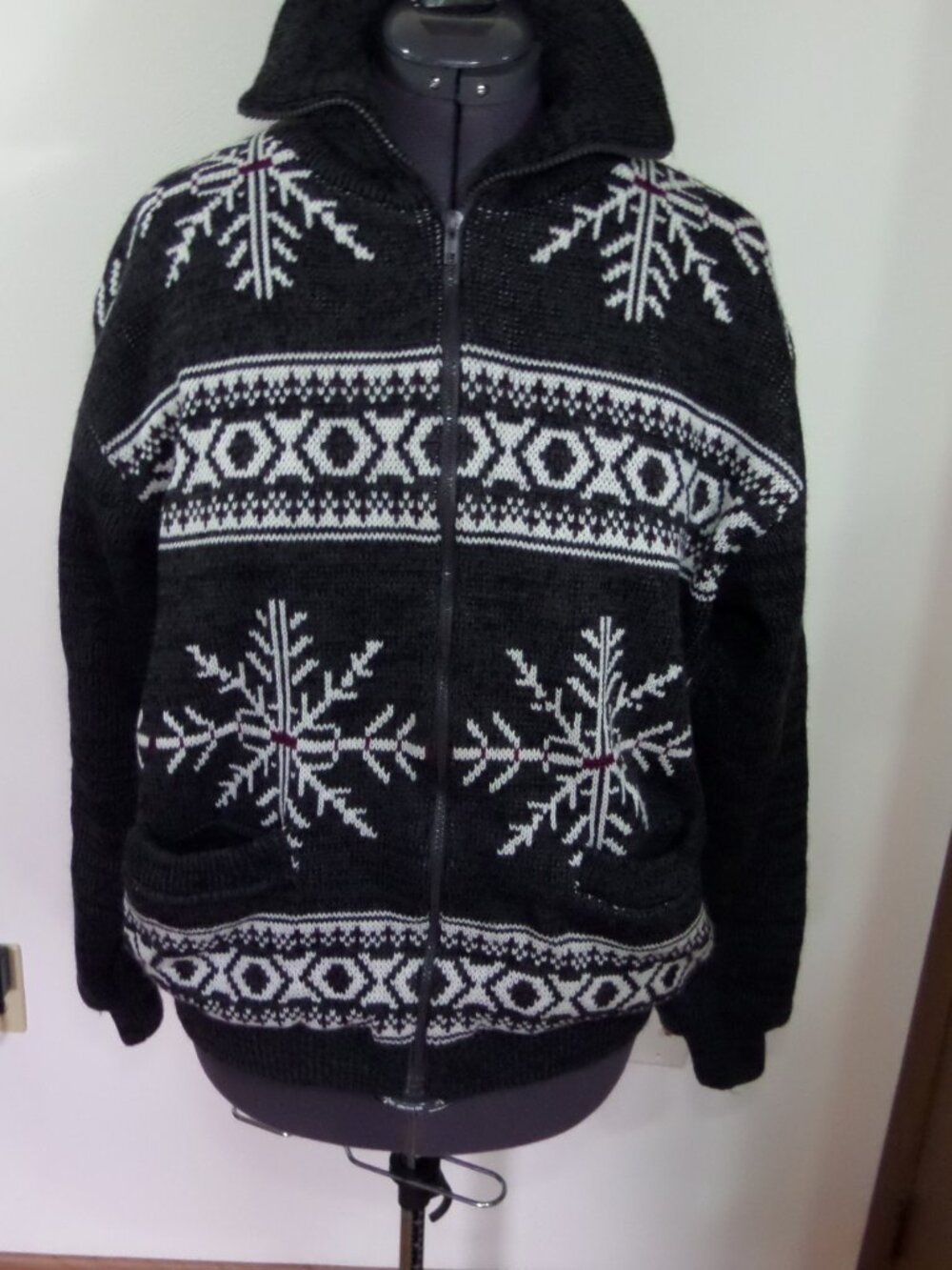 Northwest Territory Mens Winter LS Snow Flake Multi Color Ski Sweater Size L NWT